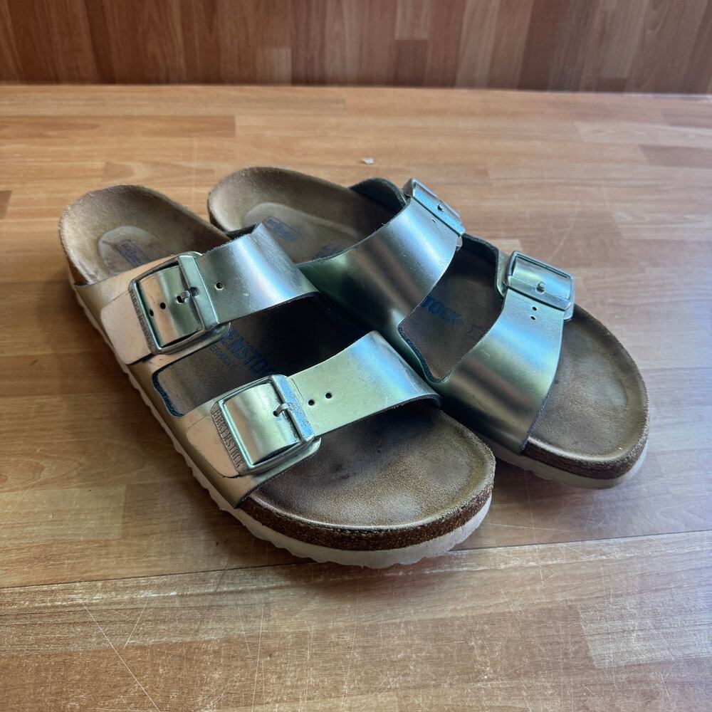 Birkenstock Arizona Soft Footbed Sandal in Metallic Silver size 9.5